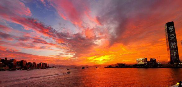 連續兩日黃昏晚霞出現火燒天。(天文台fb圖)