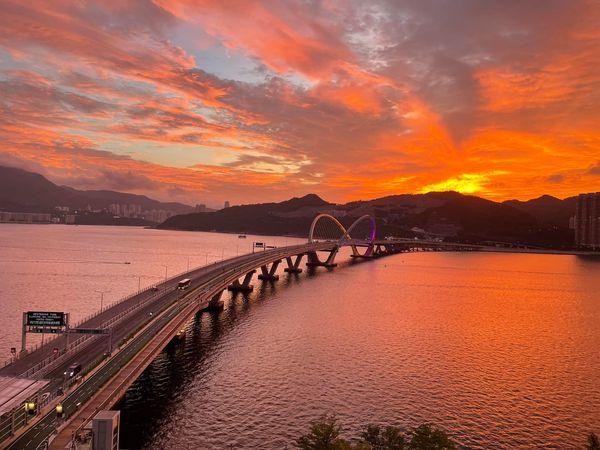 連續兩日黃昏晚霞出現火燒天。(天文台fb圖)