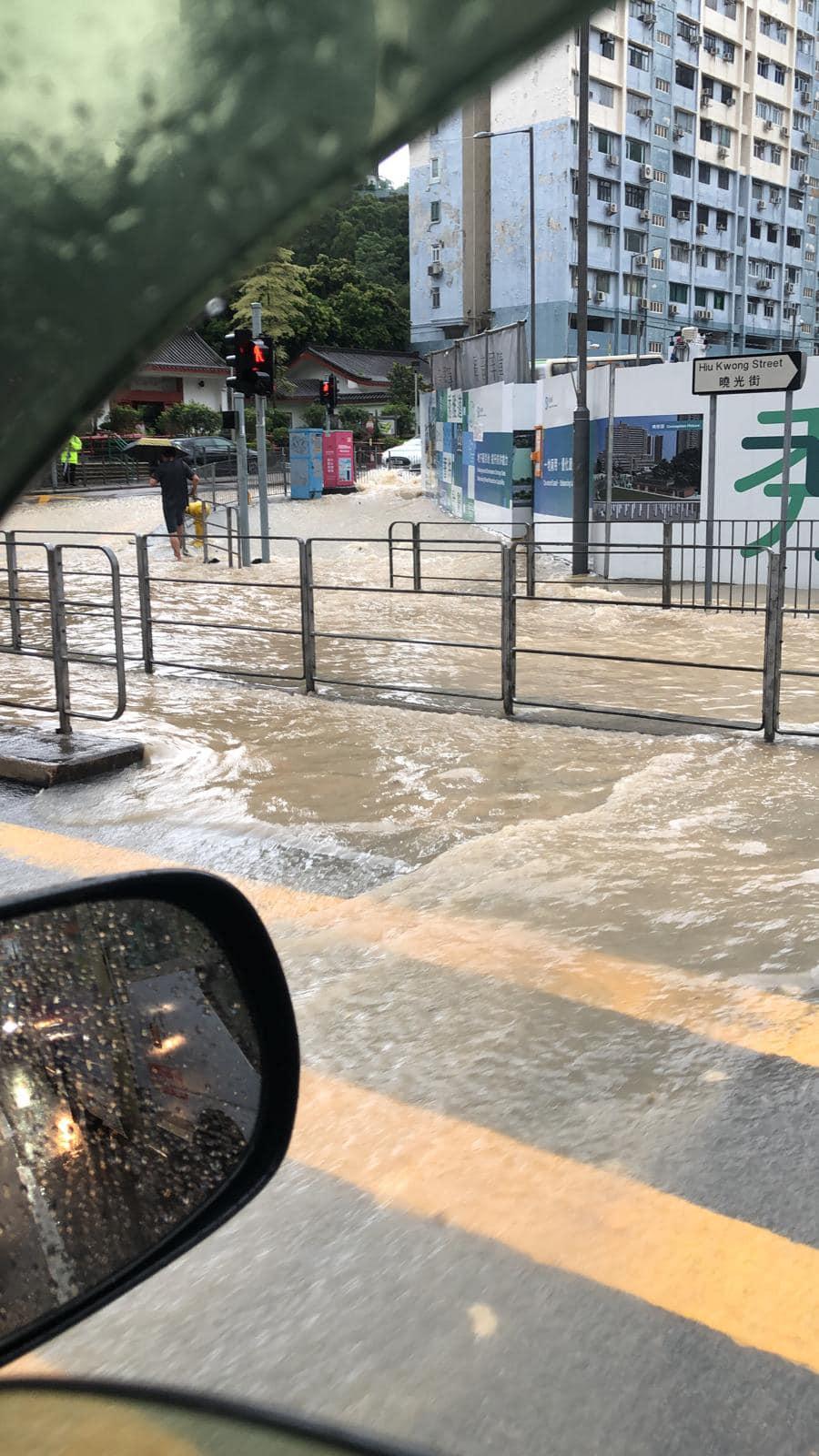 黃雨下秀茂坪爆水管路陷,約10工人被困。(網上圖片)