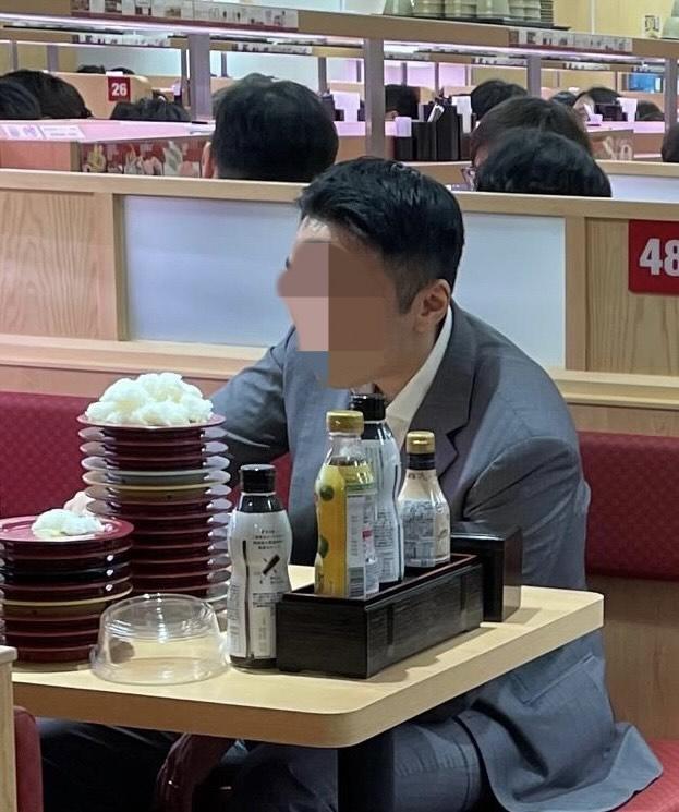 網上熱話|女子網上批壽司郎西裝客「食魚唔食飯」無品,惹網民熱議。(threads)