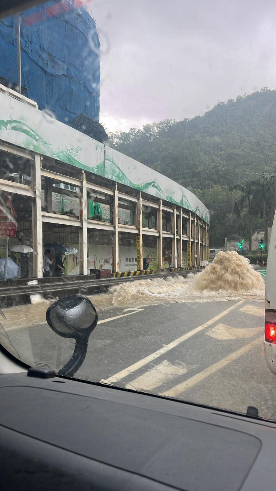 黃雨下秀茂坪爆水管路陷,約10工人被困。(網上圖片)