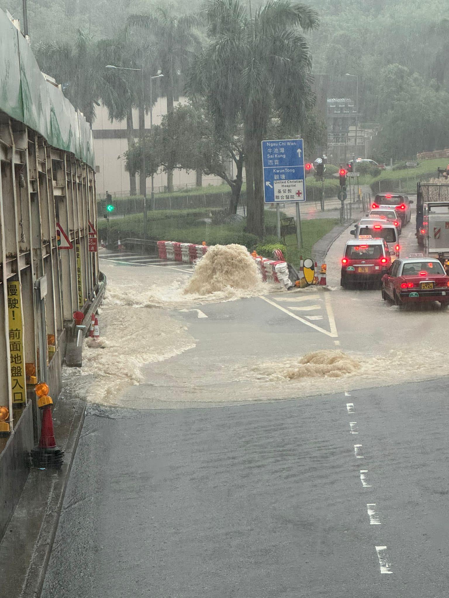 黃雨下秀茂坪爆水管路陷,約10工人被困。(網上圖片)