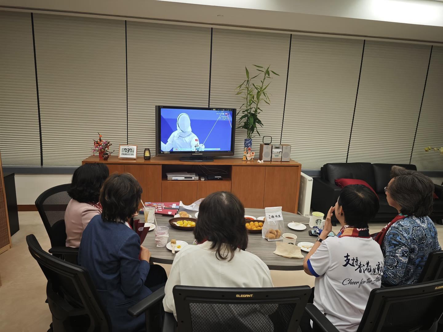 一眾女局長昨日下班後亦未有離開辦公室,齊看奧運直播。(麥美娟FB)