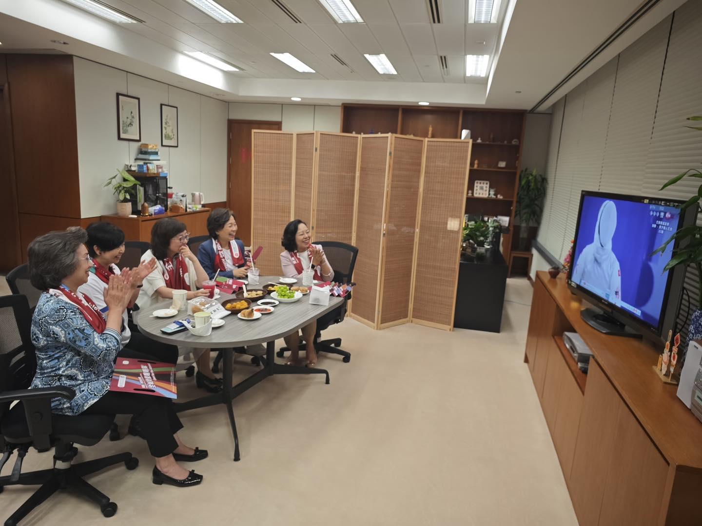 一眾女局長昨日下班後亦未有離開辦公室,齊看奧運直播。(麥美娟FB)