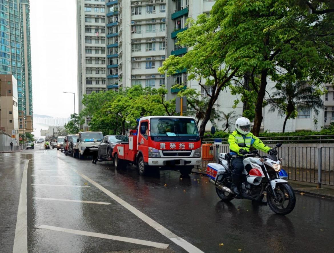 警九龍城區交通黑點執法 檢控亂過馬路行人路踩單車