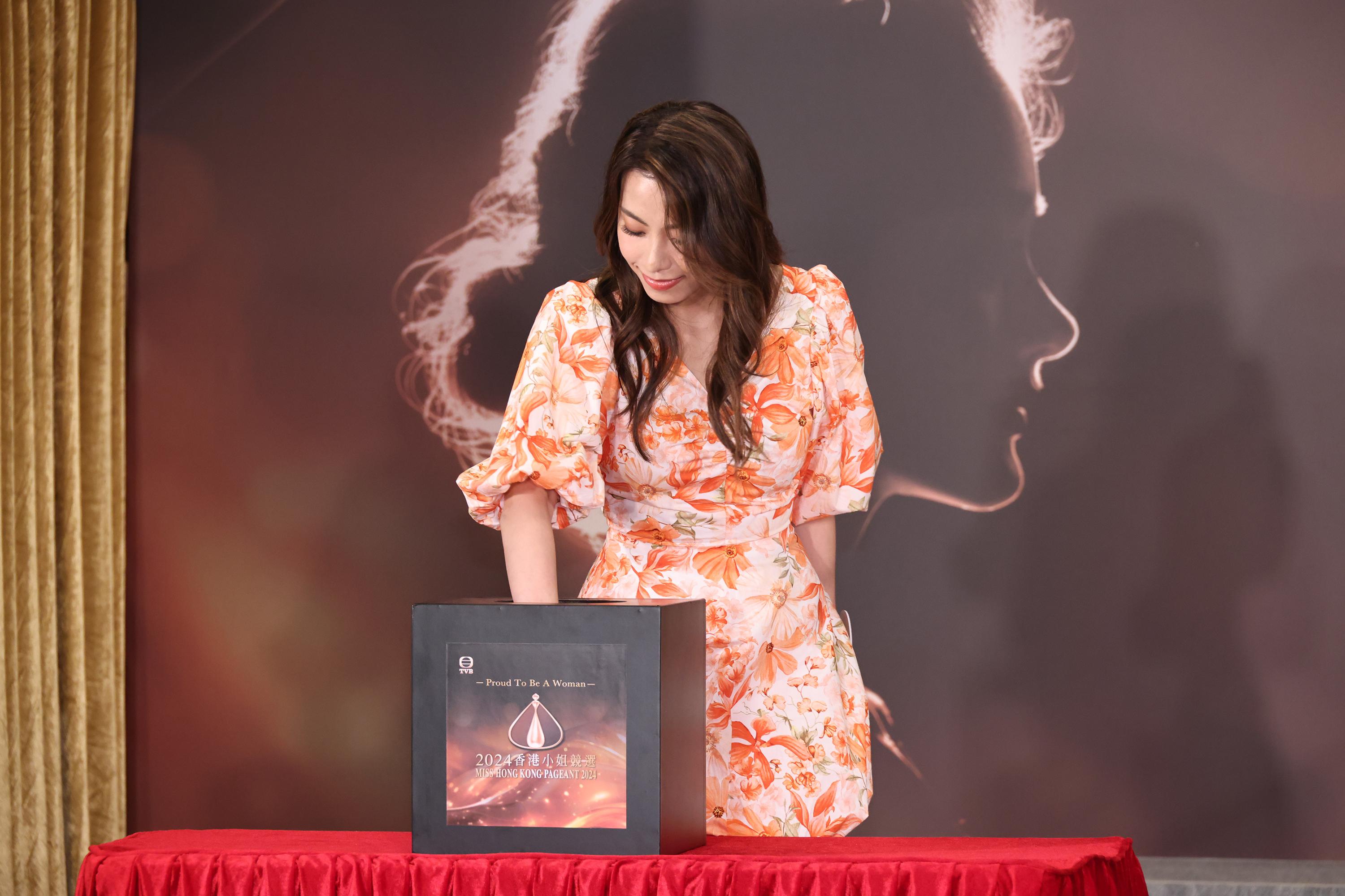 15號俞可程,來自香港,身高有166.5 cm,學歷是香港大學畢業,工料測量師。