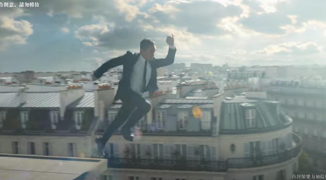 梁加速躍起一跳。