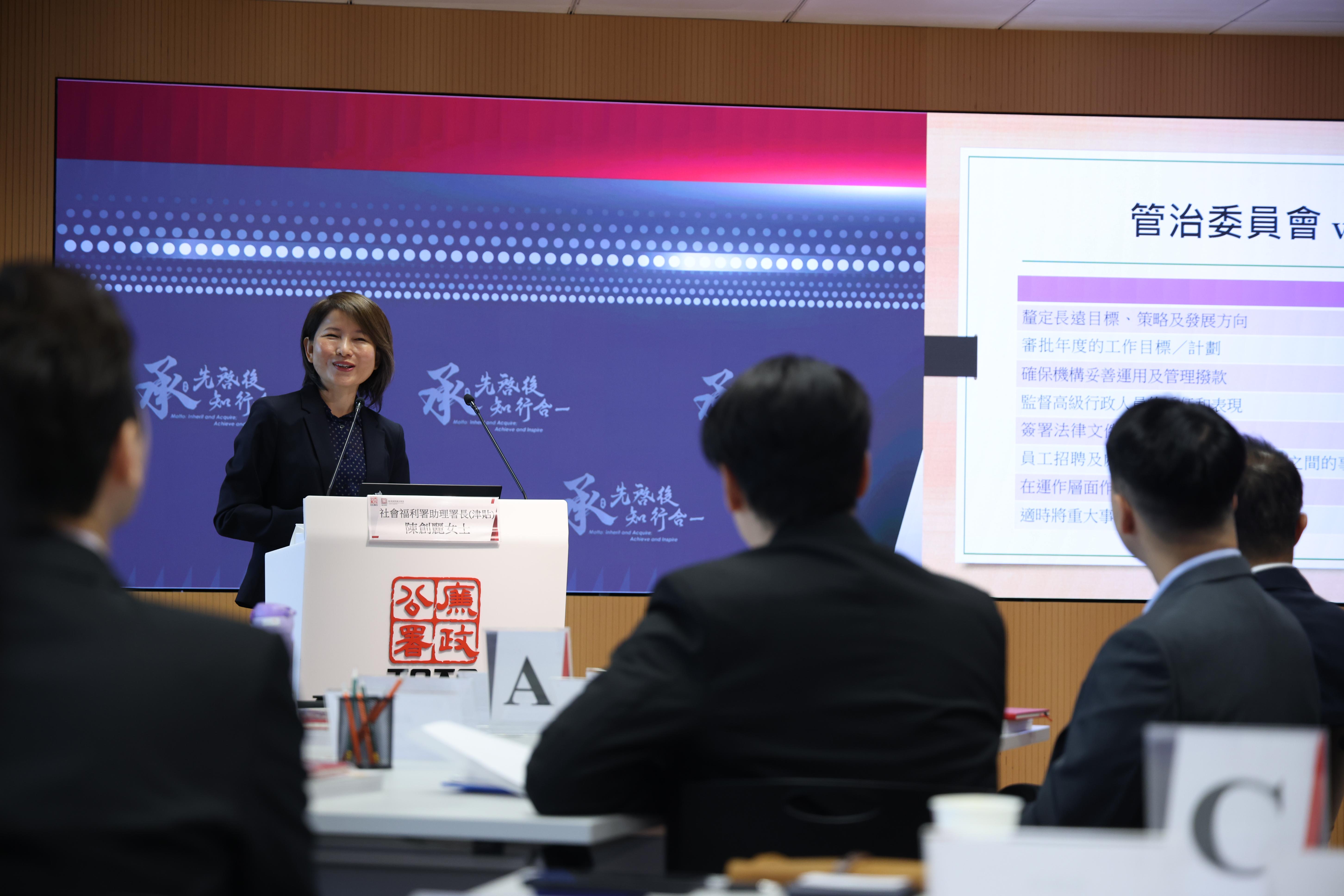 約30間本地大型非政府機構高級管理人員完成廉政學院首次舉辦的「非政府機構反貪專業課程」。(廉署)