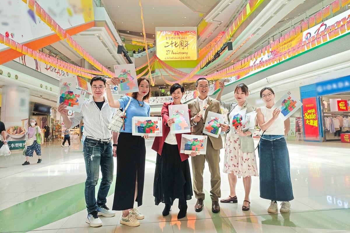 何永賢(左三)、戴尚誠(右三)、歐陽文倩(右二)等齊齊到大本型消費換禮品。(何永賢FB)