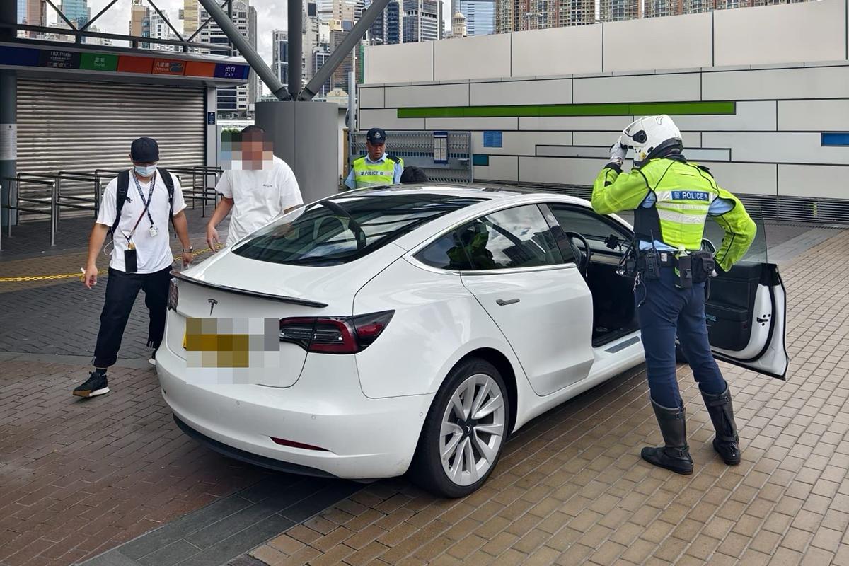 警方一連兩日在全港各區打擊「白牌車」。(警方圖片)
