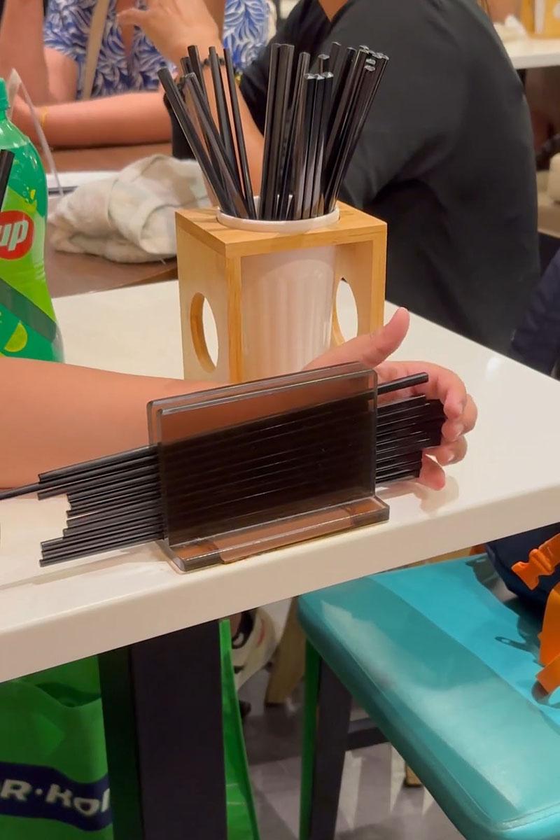 有小孩用食肆自取筷子疊起當玩具,同枱成年人未見阻止。(Threads影片截圖)