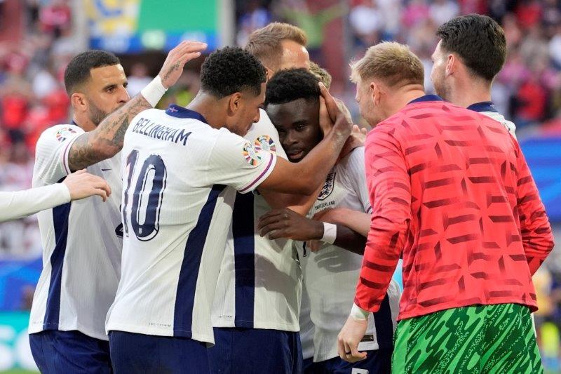 布卡約沙卡與隊友慶祝。(美聯社)