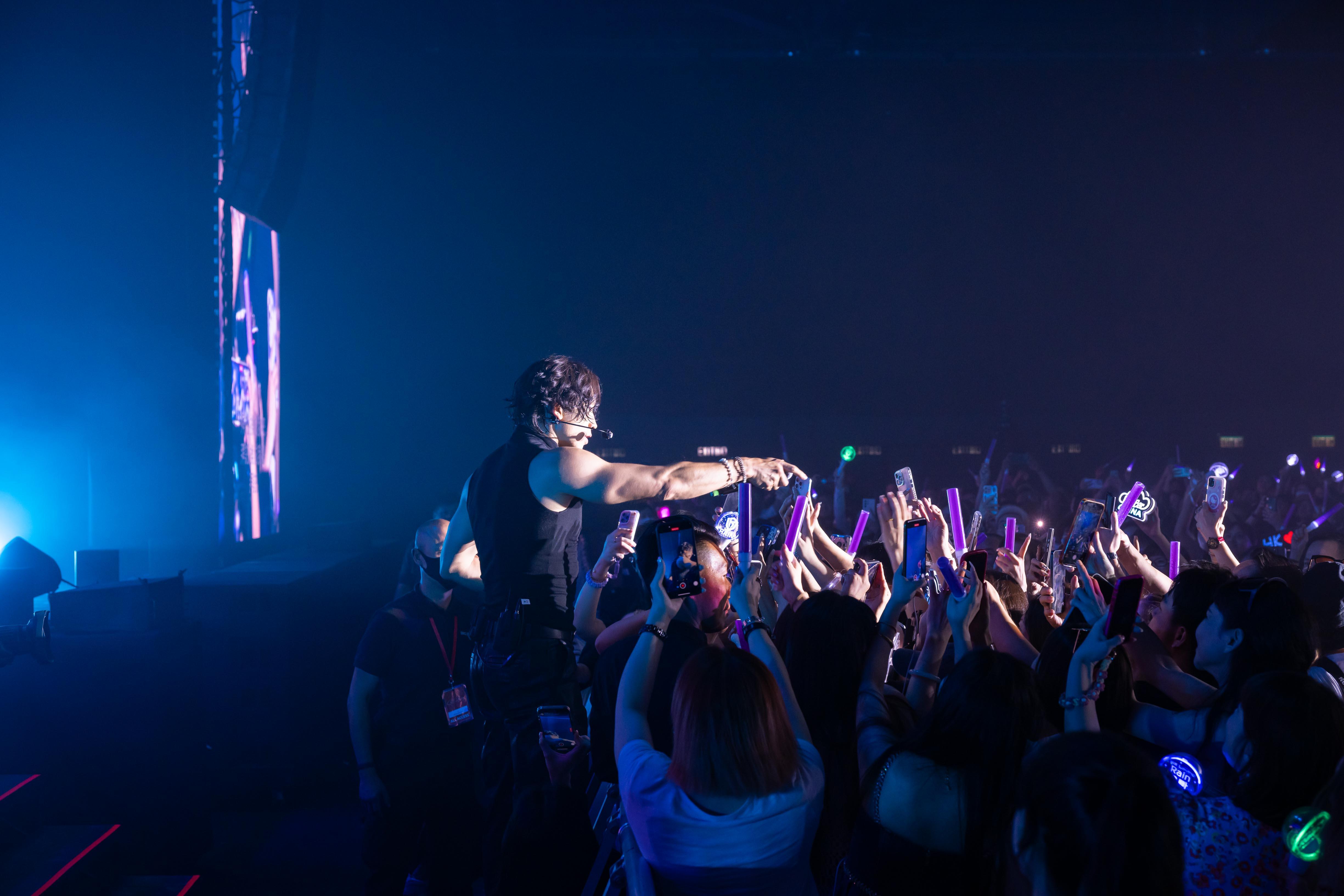 Rain鄭智薰相隔8年再來港開騷,不時跟台下粉絲互動。