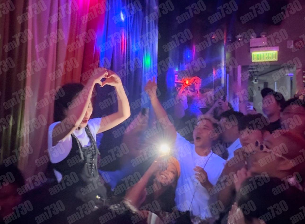 小賴當晚亦有到場賀張蔓姿和張蔓莎。