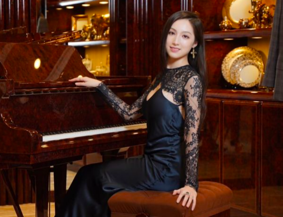 海兒不時喺IG貼出性感打扮,有身型有內涵,應該好殺食。