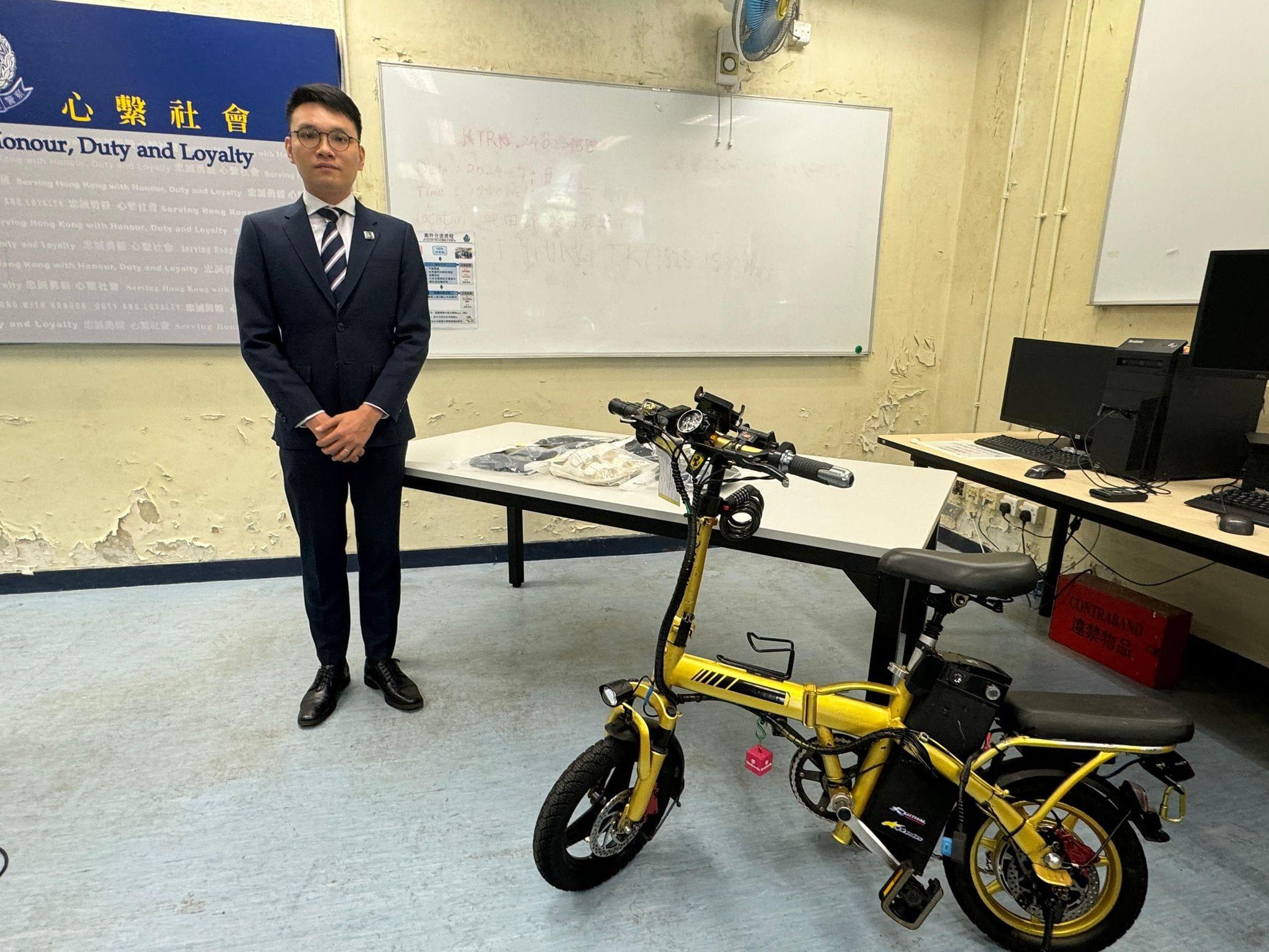 一輛的士在觀塘茶果嶺道切線後,司機遭騎電動單車的男子打開的士車門指罵及推撞。警方經調查後拘捕一名28歲姓陳本地男子。