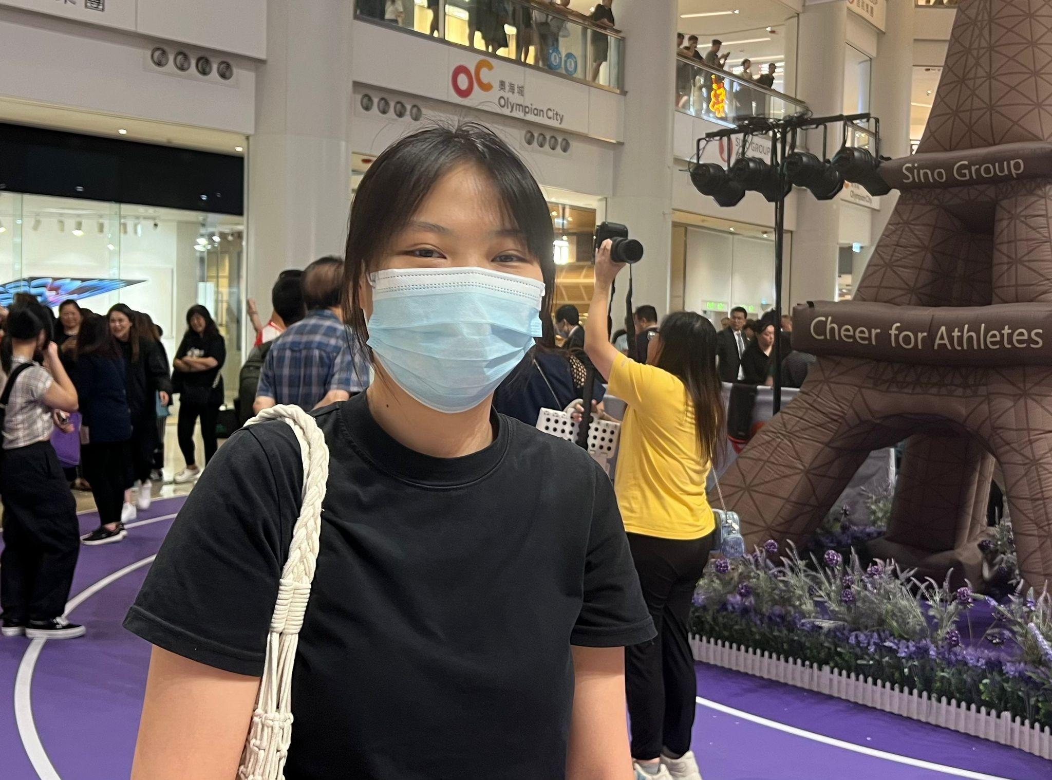 市民楊小姐特意在下班後趕到商場。(江施嬅攝)