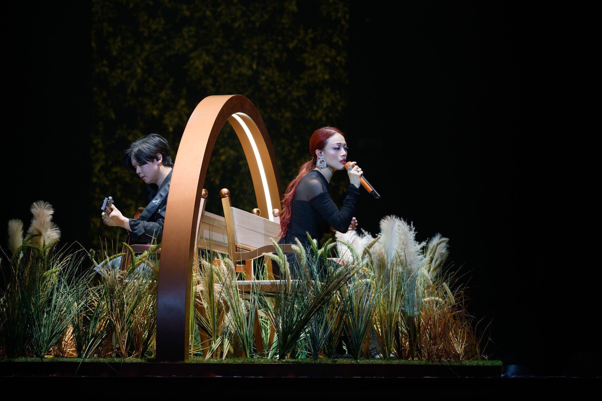 祖兒深情演繹最新單曲《九秒九》。