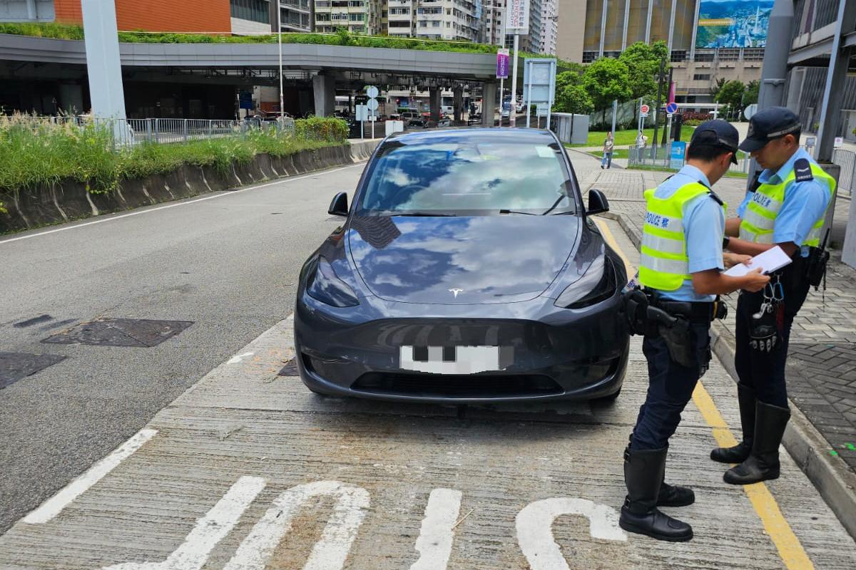 警方一連兩日在全港各區打擊「白牌車」。(警方圖片)