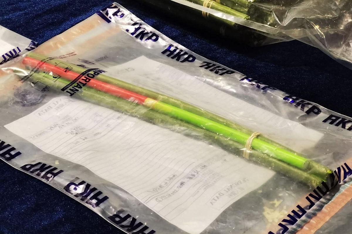 警方在葵涌拘捕兩人,涉嫌以偽裝的玫瑰花莖藏毒。