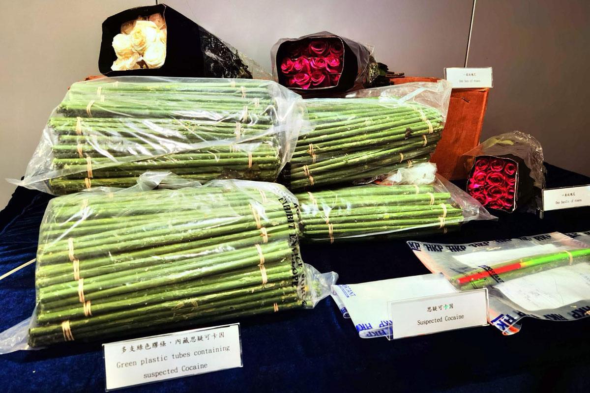 警方在葵涌拘捕兩人,涉嫌以偽裝的玫瑰花莖藏毒。