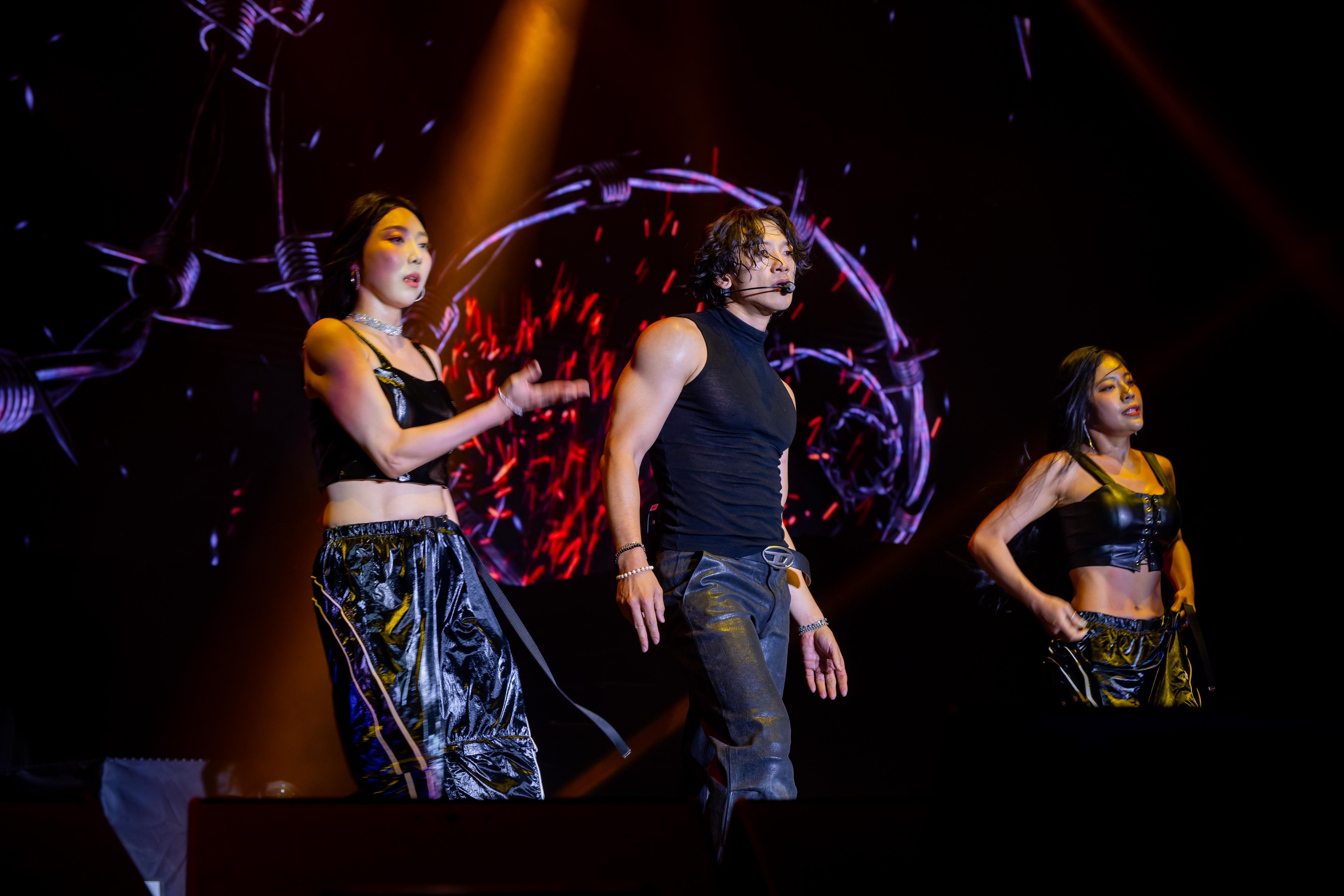 Rain鄭智薰相隔8年再來港開騷,跳足兩個半鐘,非常落力。