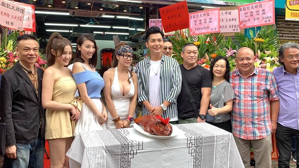 黃建東曾現身主持開幕,當時老闆娘的打扮,令不少人好奇黃建東如何跟老闆娘對望。