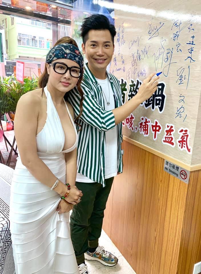 黃建東曾現身主持開幕,當時老闆娘的打扮,令不少人好奇黃建東如何跟老闆娘對望。