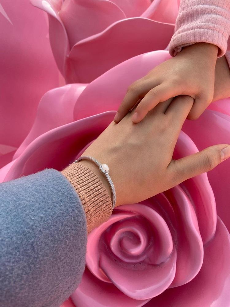 Jessie用孩子的胎毛和臍帶為女兒製作親子飾物,將無形的情感連結在有形的首飾之上。