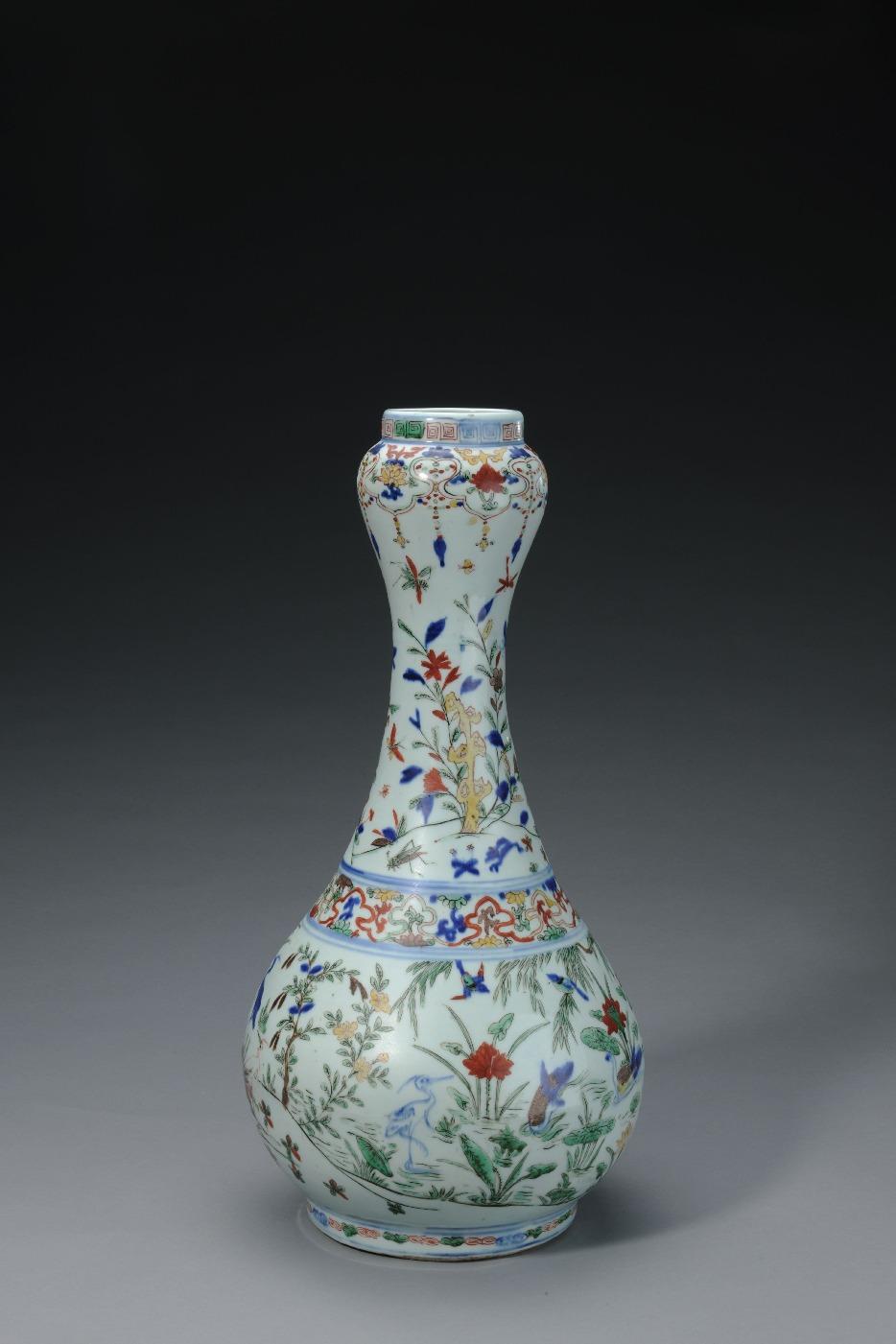 明 萬曆(1573-1620年)萬曆款五彩花鳥圖蒜頭瓶。(圖片來源:香港故宮文化博物館)