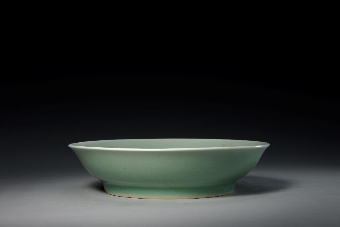 明 永樂(1403-1424年)翠青釉盤。(圖片來源:香港故宮文化博物館)