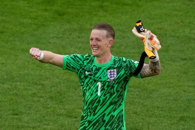 比克福特撲出文路爾艾簡治的12碼。(美聯社)