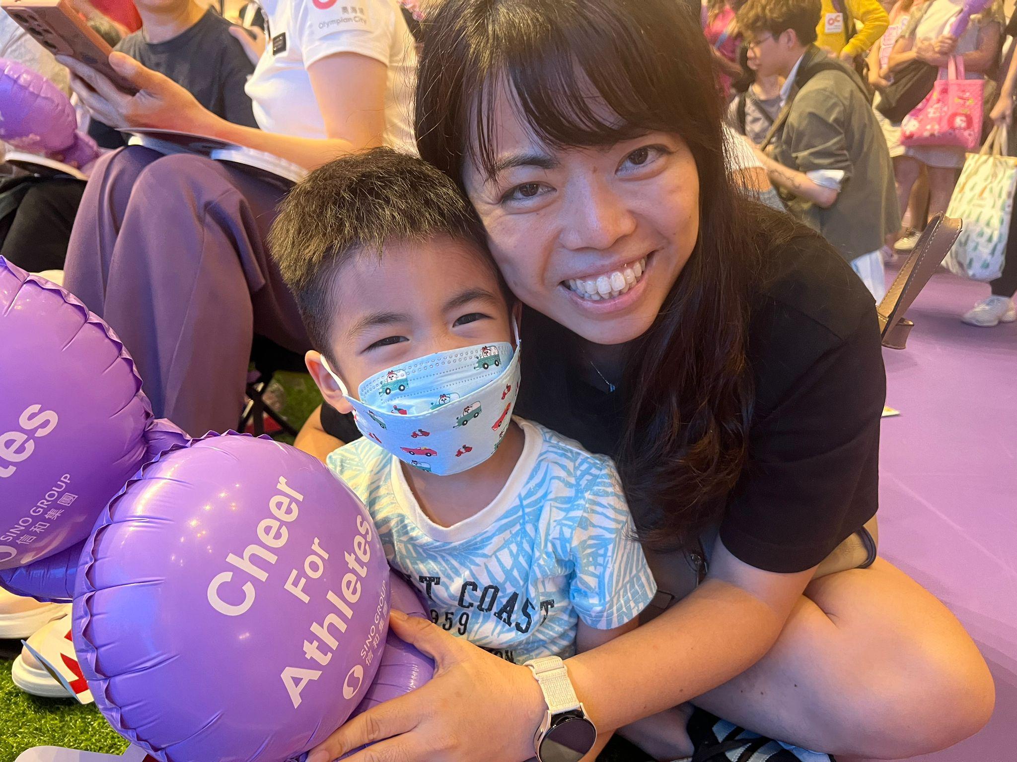 柯小姐攜兒子觀看直播。(蘇文傑攝)