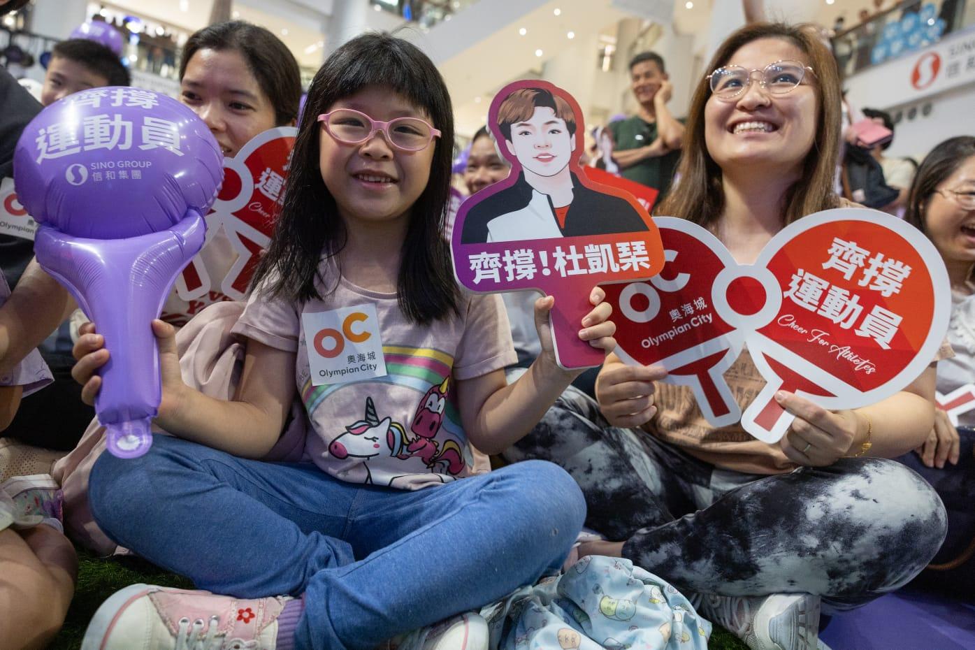 市民到場支持港隊。(蘇文傑攝)