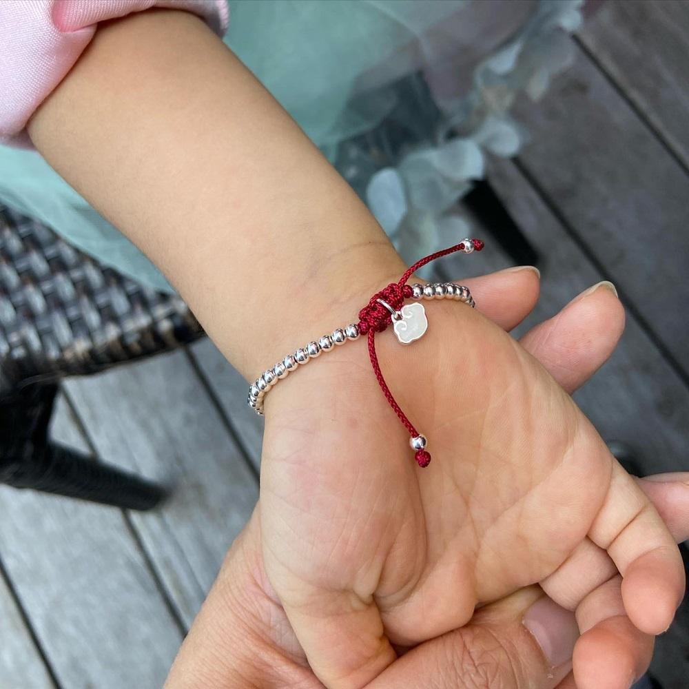 Jessie用孩子的胎毛和臍帶為女兒製作親子飾物,將無形的情感連結在有形的首飾之上。