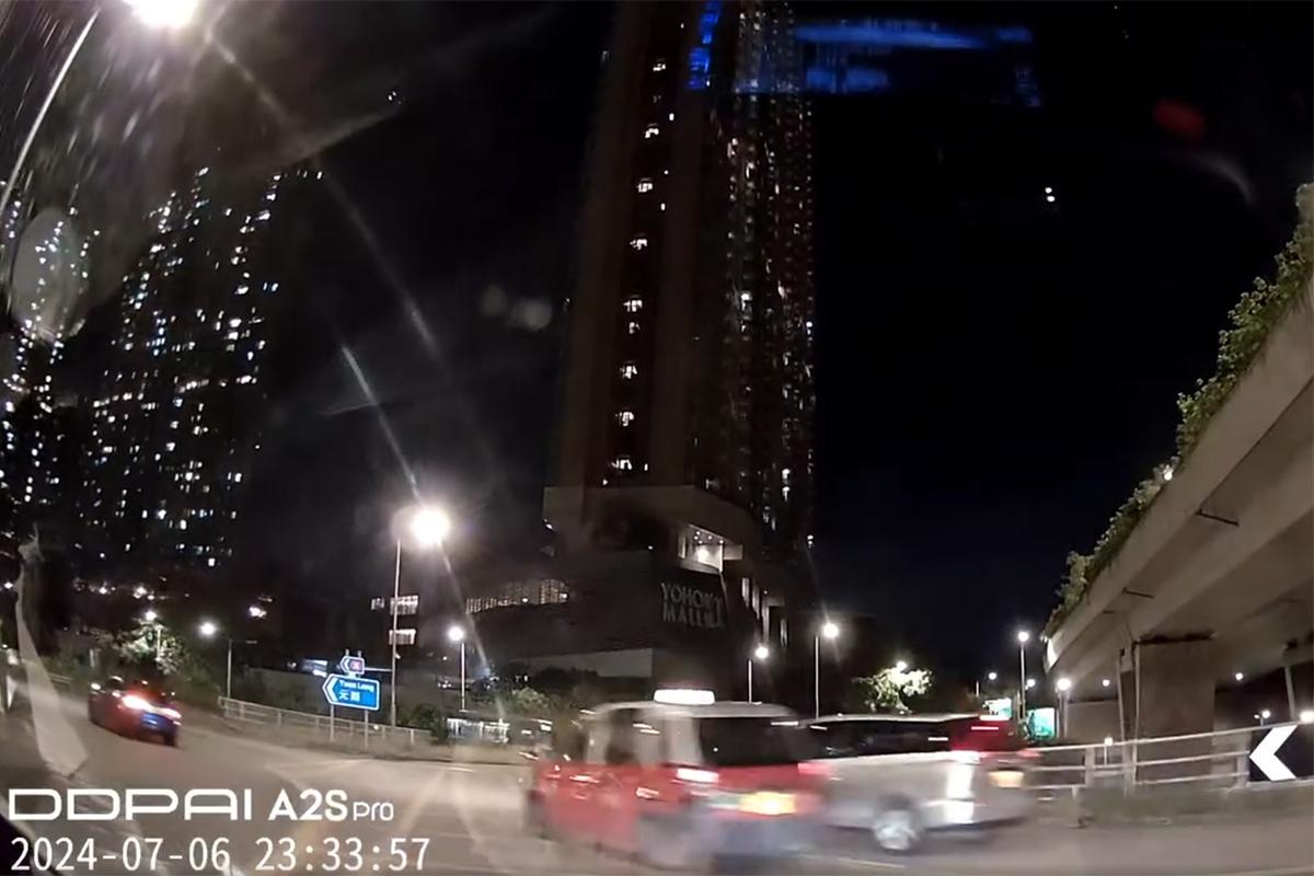 博愛迴旋處一輛七人車猛撼的士後,隨即倒車駛走涉不顧而去。(網上影片截圖)