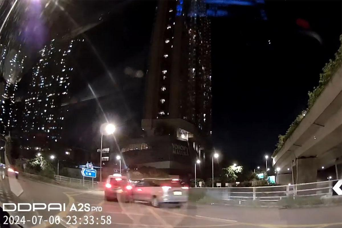 博愛迴旋處一輛七人車猛撼的士後,隨即倒車駛走涉不顧而去。(網上影片截圖)