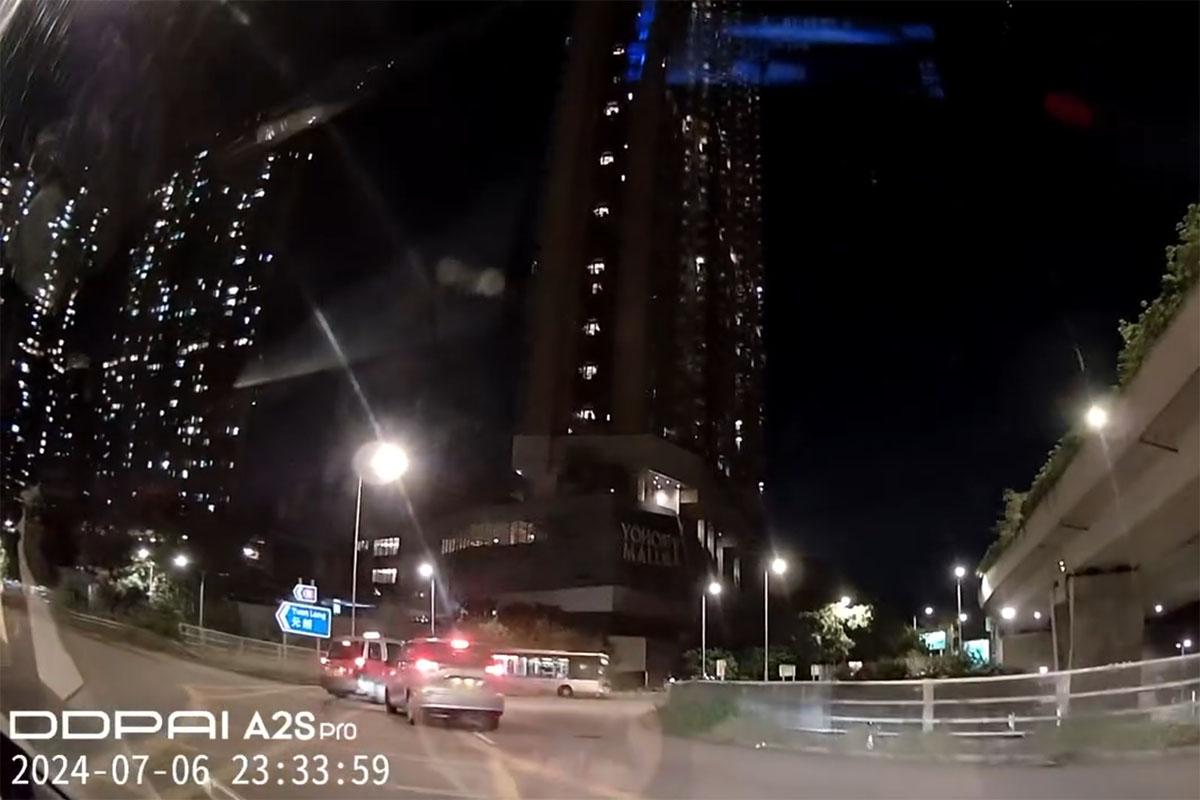 博愛迴旋處一輛七人車猛撼的士後,隨即倒車駛走涉不顧而去。(網上影片截圖)