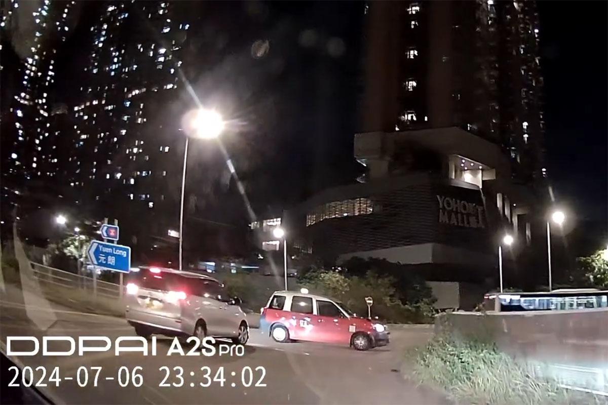 博愛迴旋處一輛七人車猛撼的士後,隨即倒車駛走涉不顧而去。(網上影片截圖)