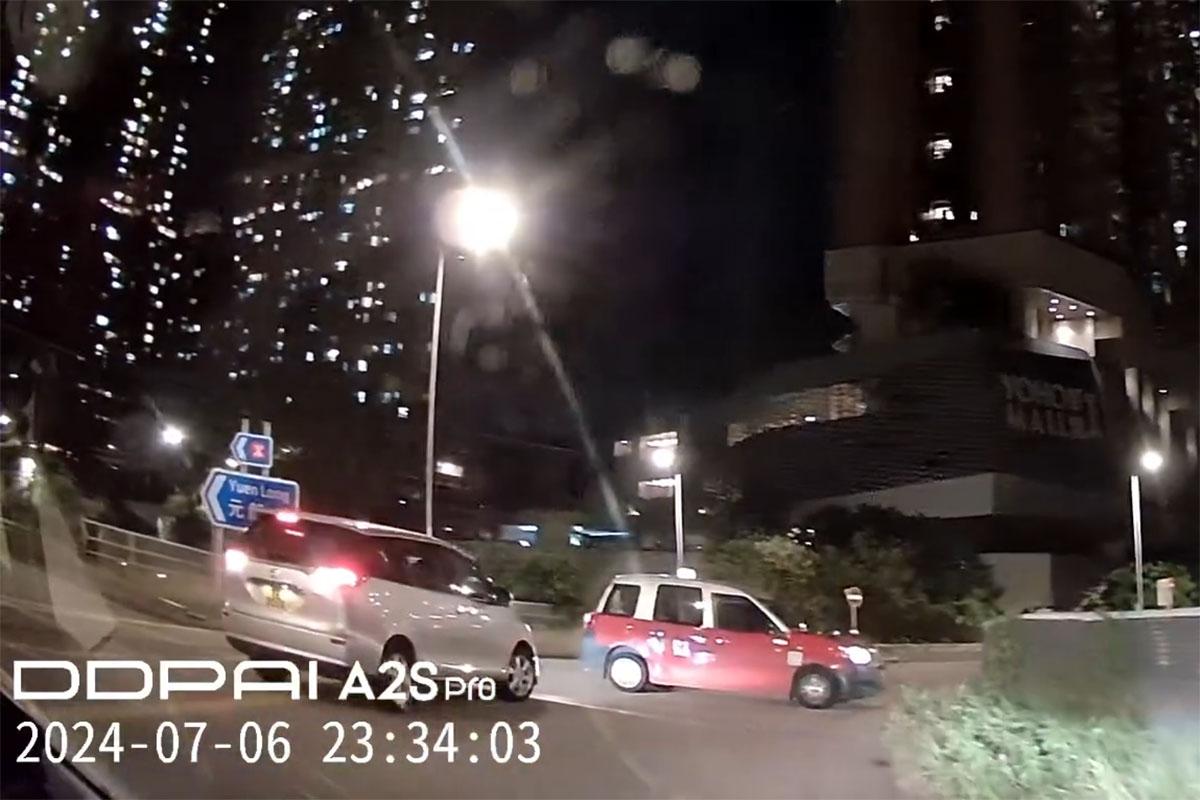 博愛迴旋處一輛七人車猛撼的士後,隨即倒車駛走涉不顧而去。(網上影片截圖)