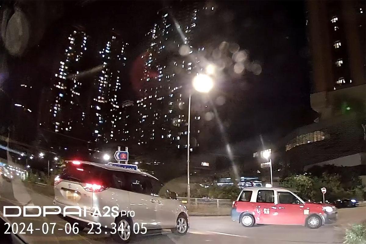 博愛迴旋處一輛七人車猛撼的士後,隨即倒車駛走涉不顧而去。(網上影片截圖)