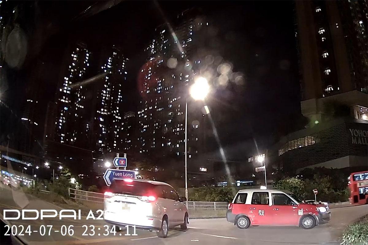 博愛迴旋處一輛七人車猛撼的士後,隨即倒車駛走涉不顧而去。(網上影片截圖)