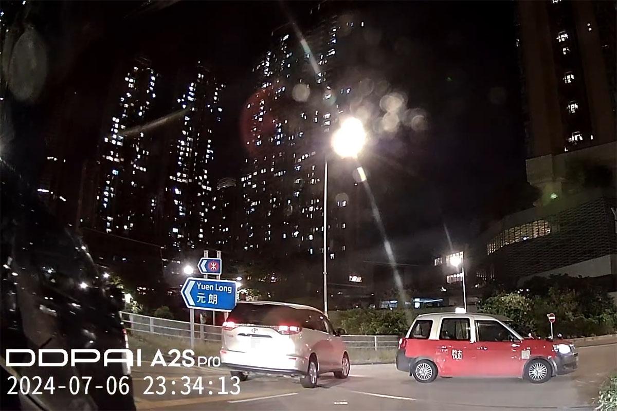 博愛迴旋處一輛七人車猛撼的士後,隨即倒車駛走涉不顧而去。(網上影片截圖)