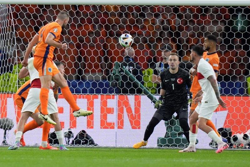 荷蘭迪維積接應右路傳中頂入追和1比1入球。(美聯社)