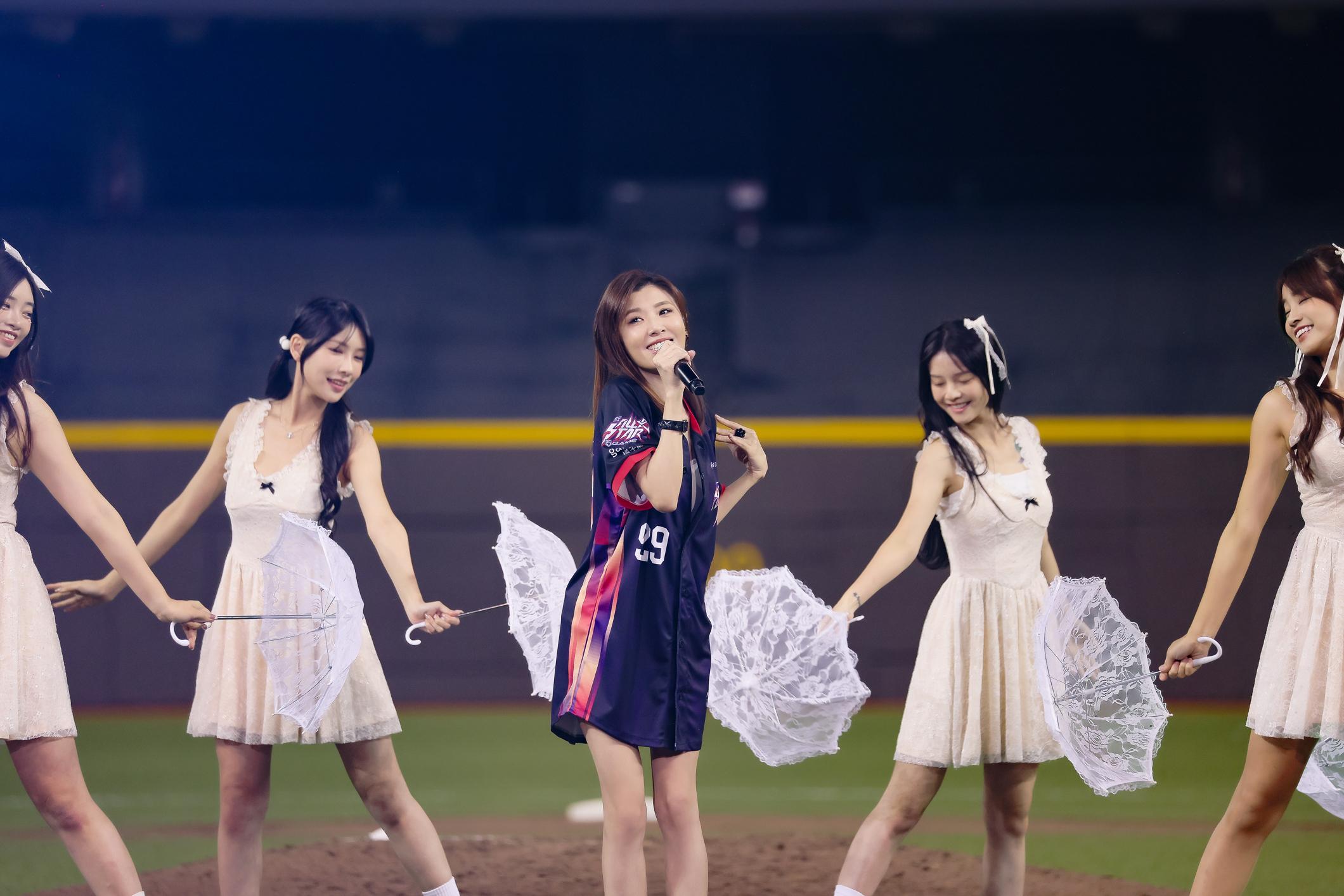 蘇慧倫邀請8位樂天女孩和她一起表演《Lemon Tree》。