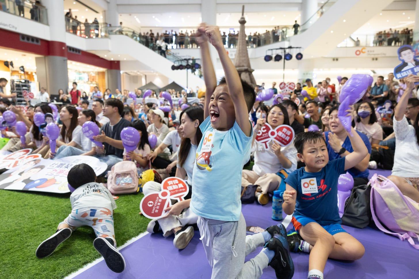 市民到場支持港隊。(蘇文傑攝)