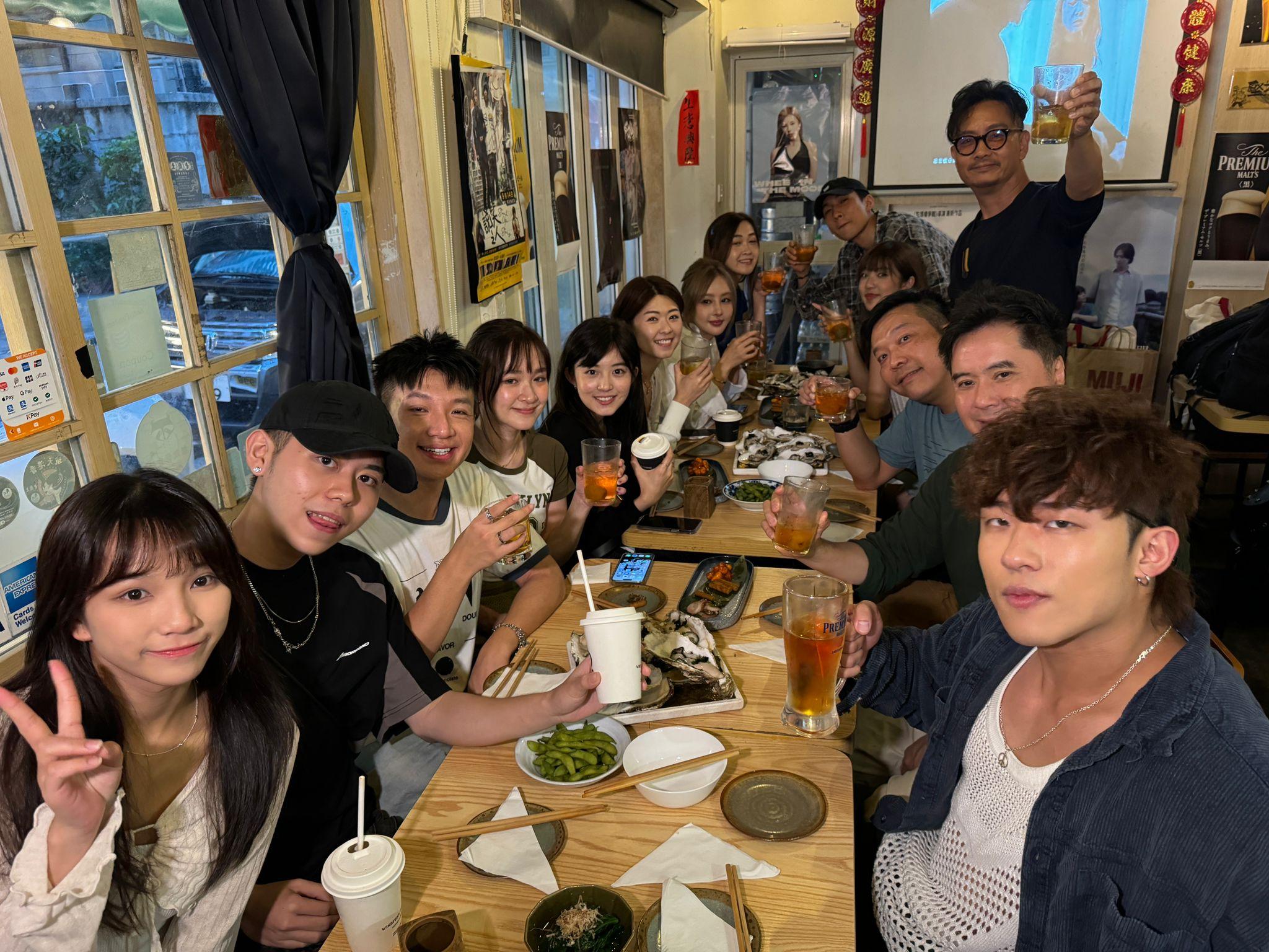 12名學員出席謝師宴舉杯慶賀畢業。