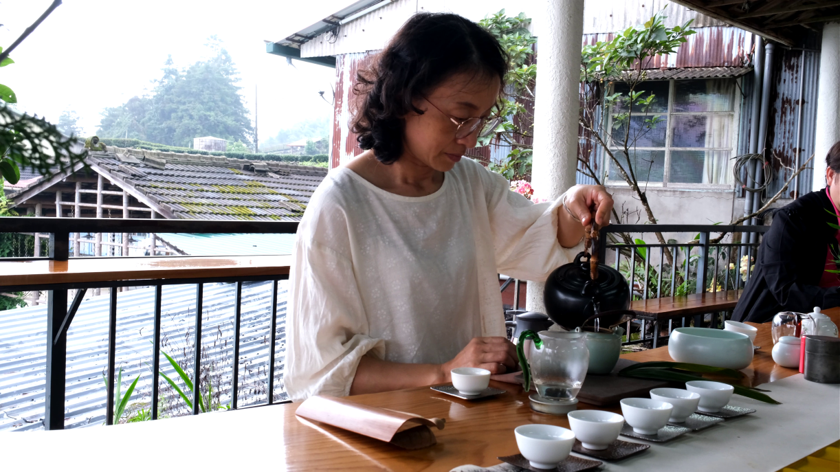 靜靜欣賞職人泡茶的手藝