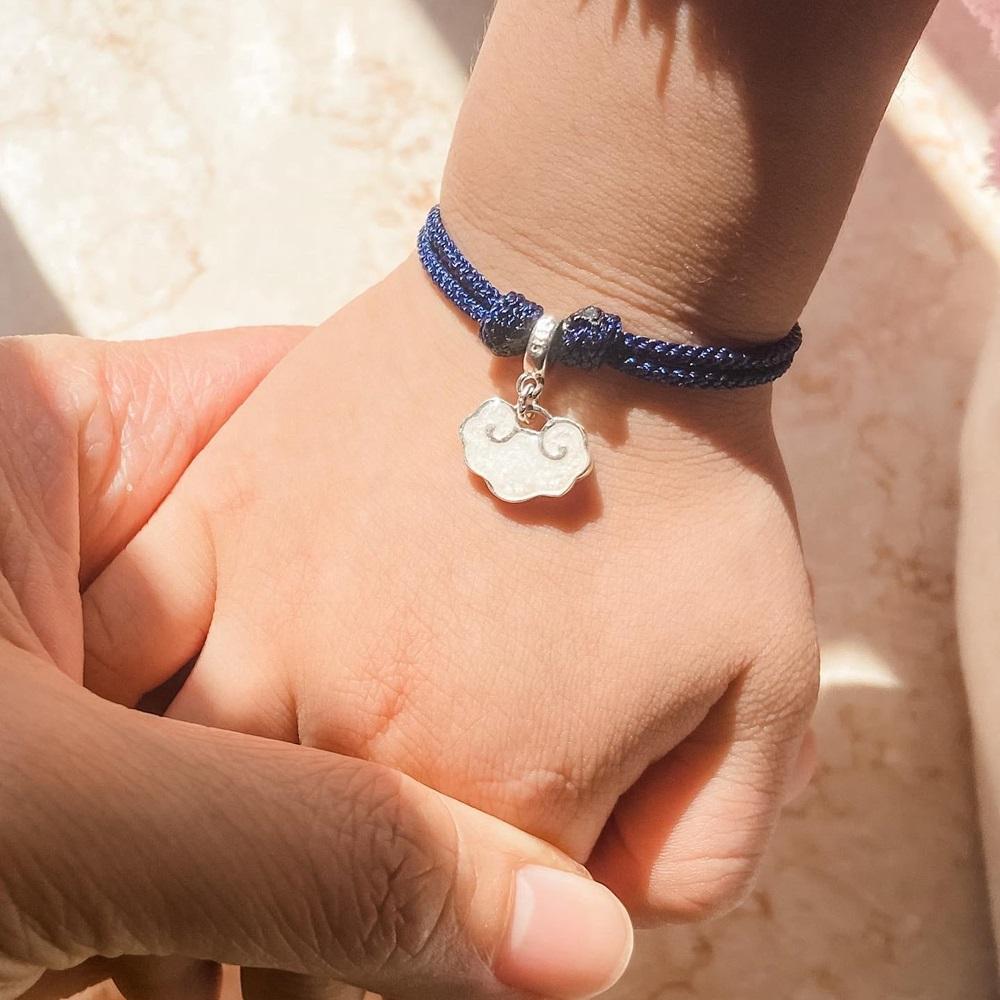 Jessie覺得製作母乳手飾也有很多變化,不局限於形狀,並設計了一個平安鎖的母乳手飾。