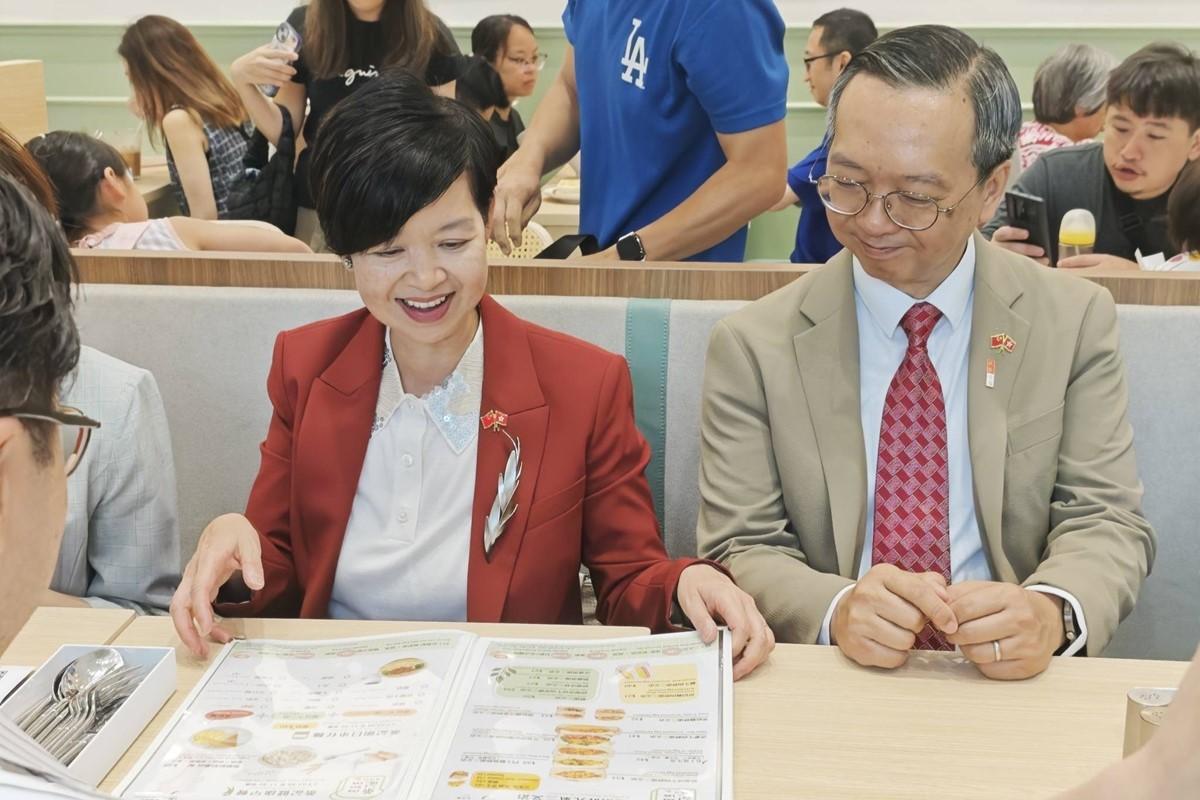 何永賢(左)同戴尚誠(右)去大本型食早餐。(何永賢FB)